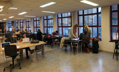 830030 Interieur van de Centrale Bibliotheek van De Bibliotheek Utrecht (Oudegracht 167, voormalig warenhuis van Vroom ...